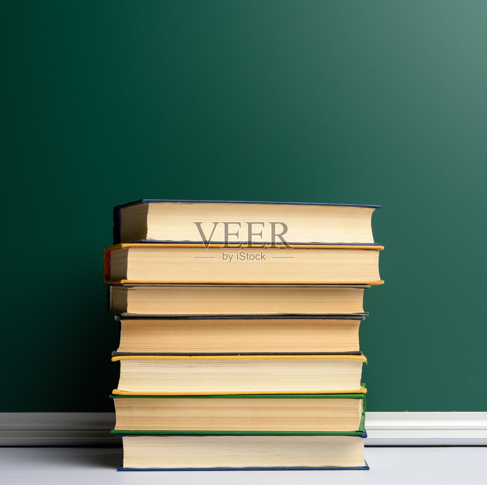 空白的绿粉笔和一堆书，回到学校照片摄影图片