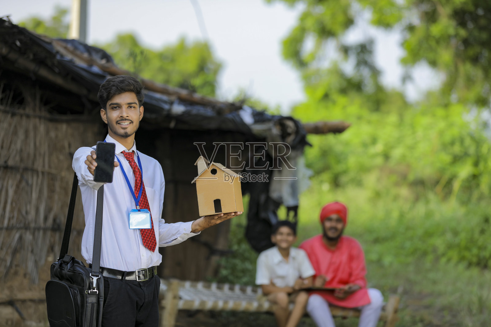 年轻的印度银行职员向农民展示手机屏幕照片摄影图片