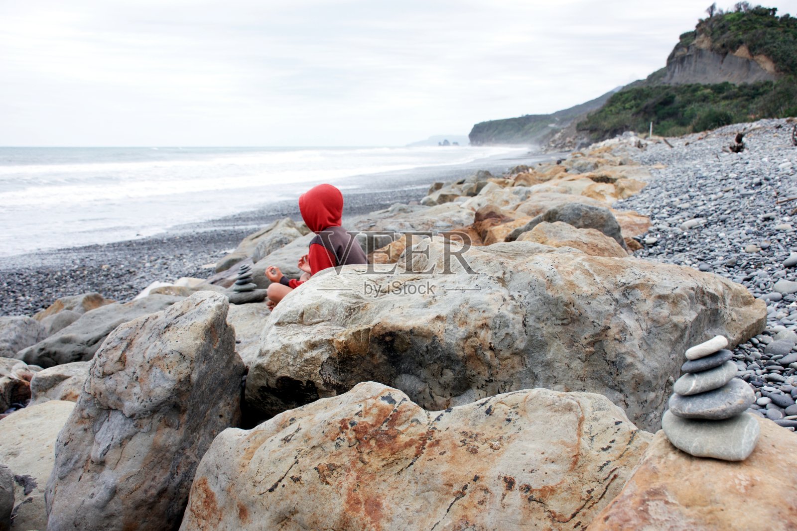 在海滩上练习正念的孩子照片摄影图片