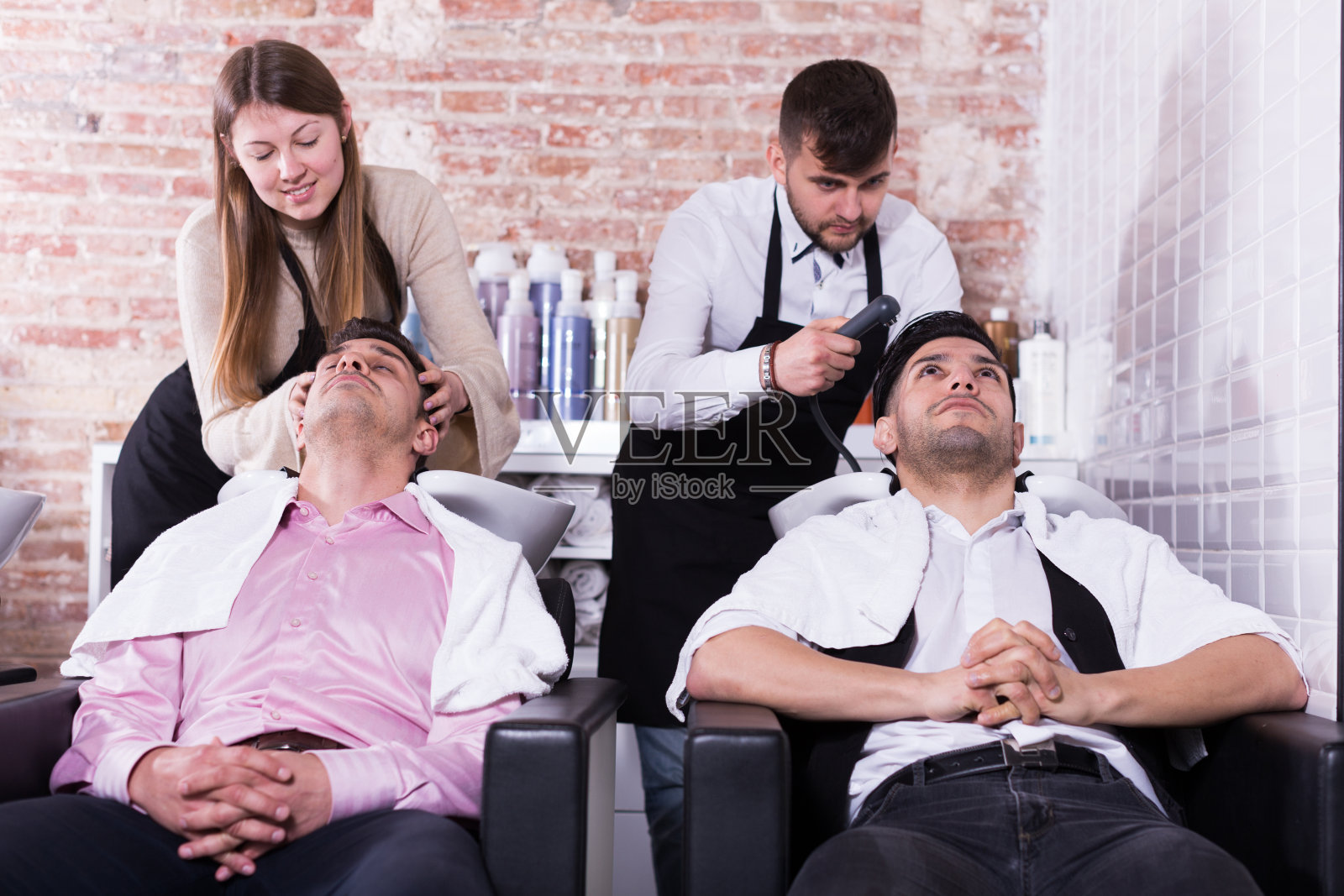 美发师为客户洗头照片摄影图片