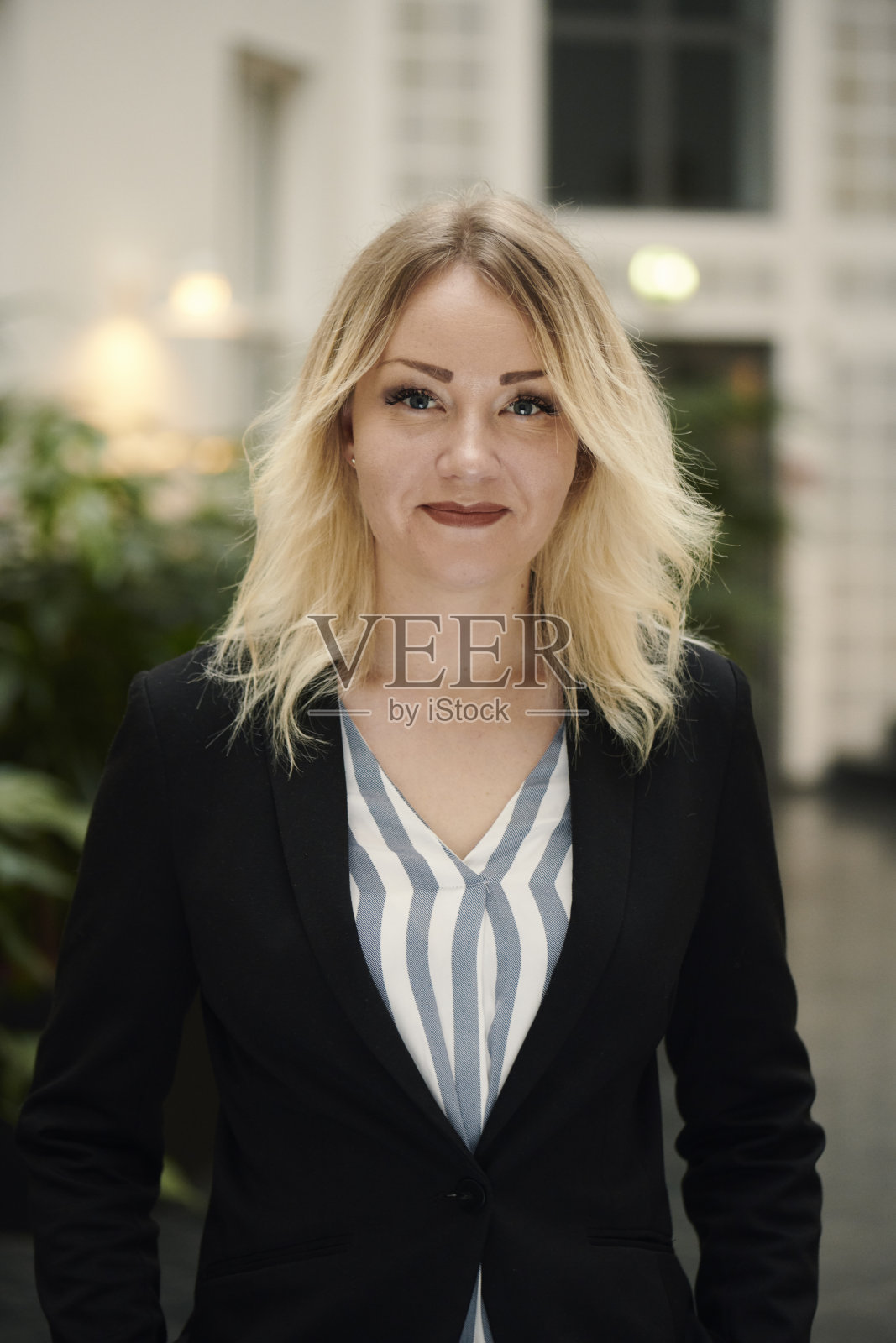 年轻女子在黑色西装摆姿势照片摄影图片