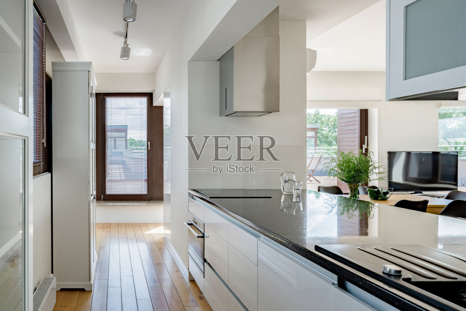 窄小带窗的厨房照片摄影图片