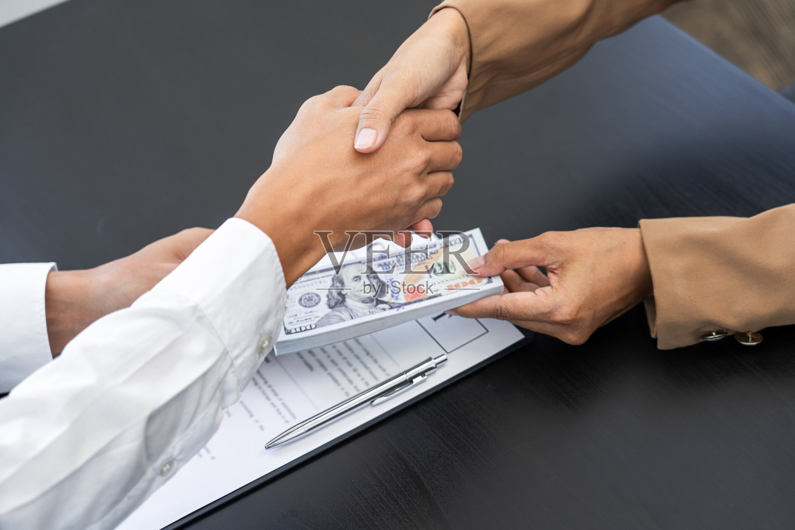 商人把贿赂的钱转移给同伙，贪污的观念照片摄影图片