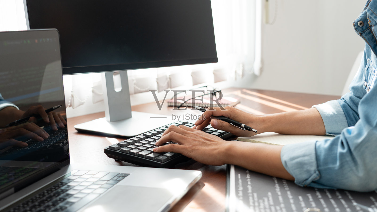 软件开发人员或程序员工作数据调试改进二进制算法的桌面pc在软件开发公司办公室照片摄影图片