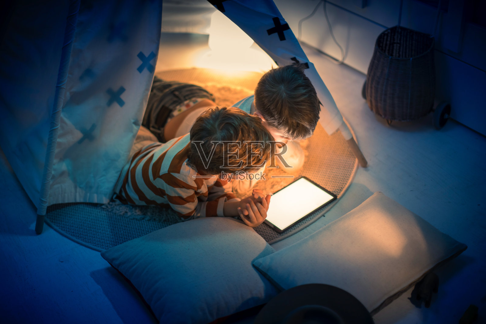 可爱的孩子们在儿童房露营照片摄影图片