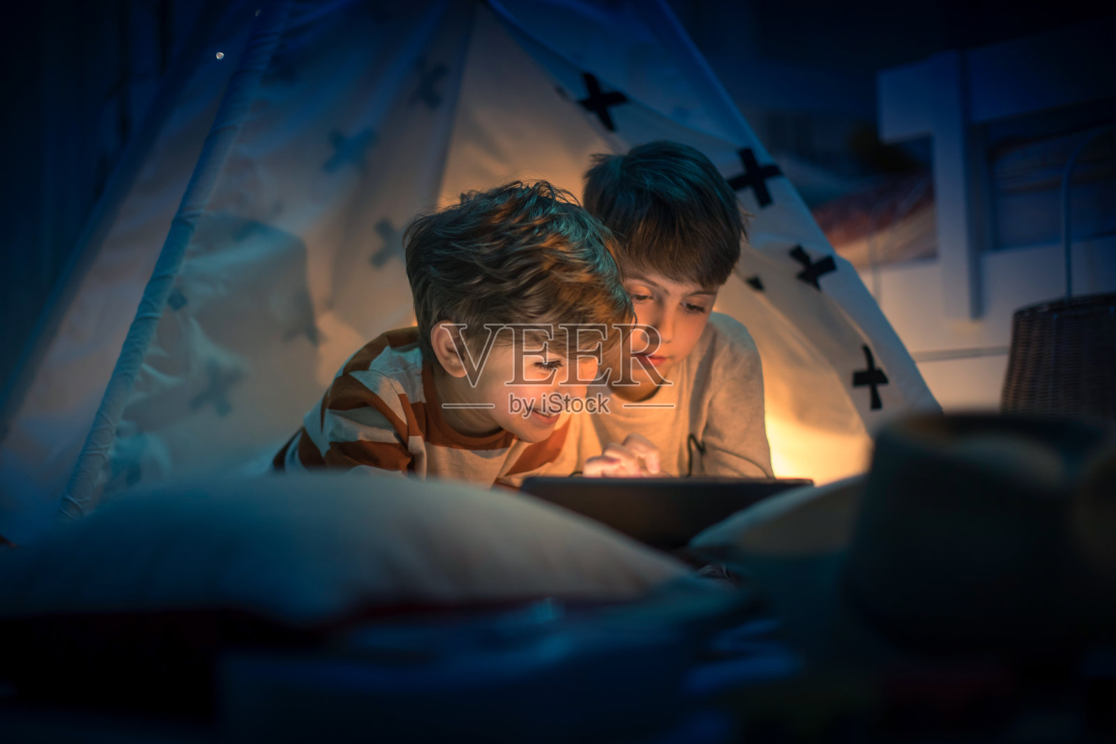 可爱的孩子们在儿童房露营照片摄影图片