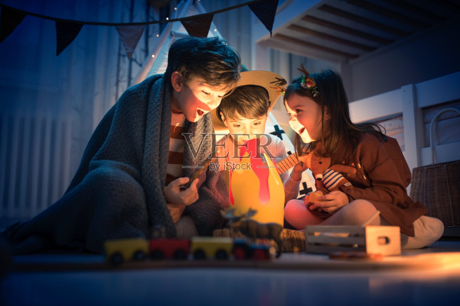 可爱的孩子们在儿童房露营照片摄影图片