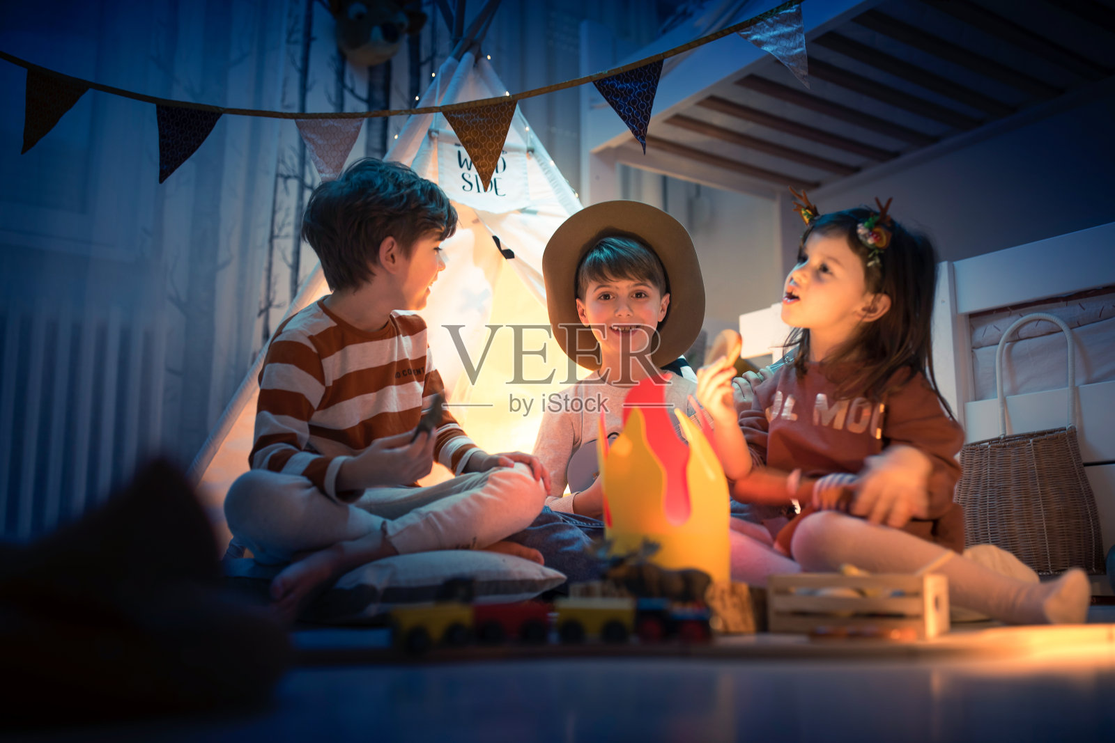 可爱的孩子们在儿童房露营照片摄影图片
