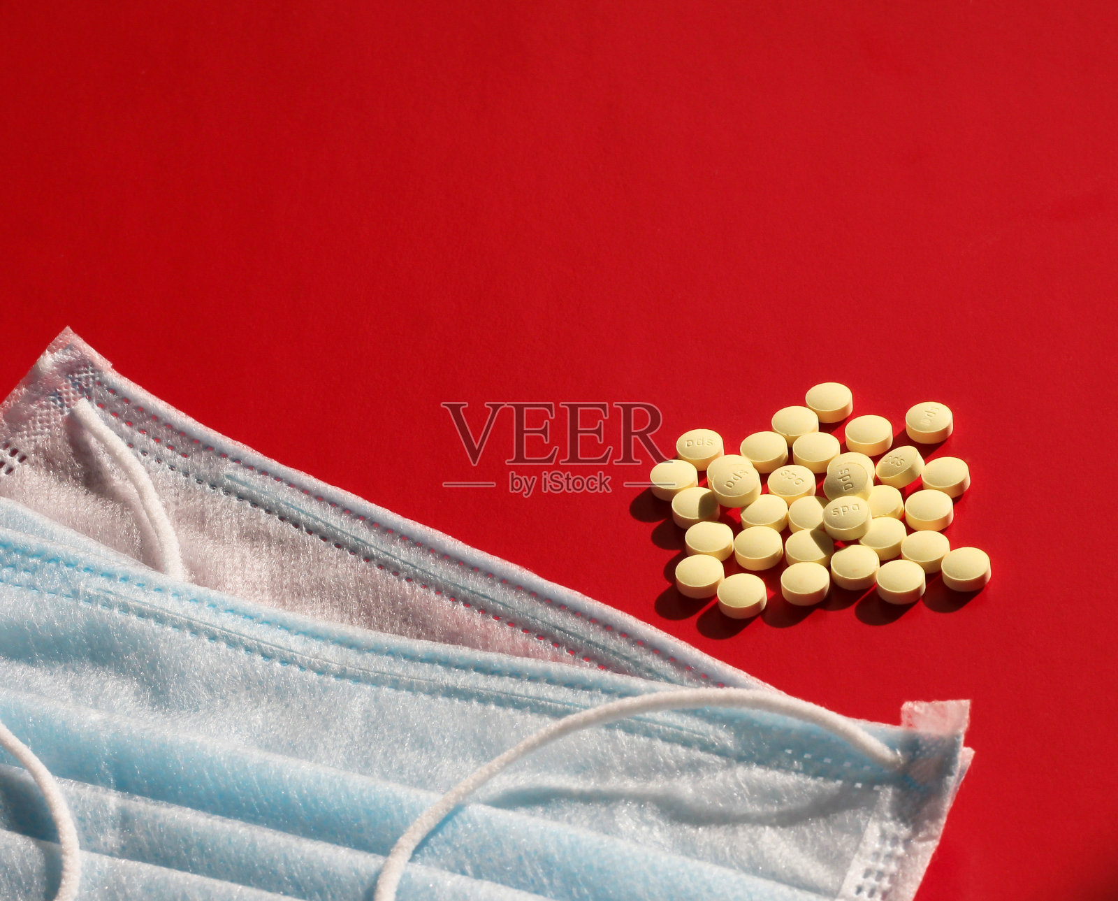 红色背景的医用口罩。呼吸保护。照片摄影图片