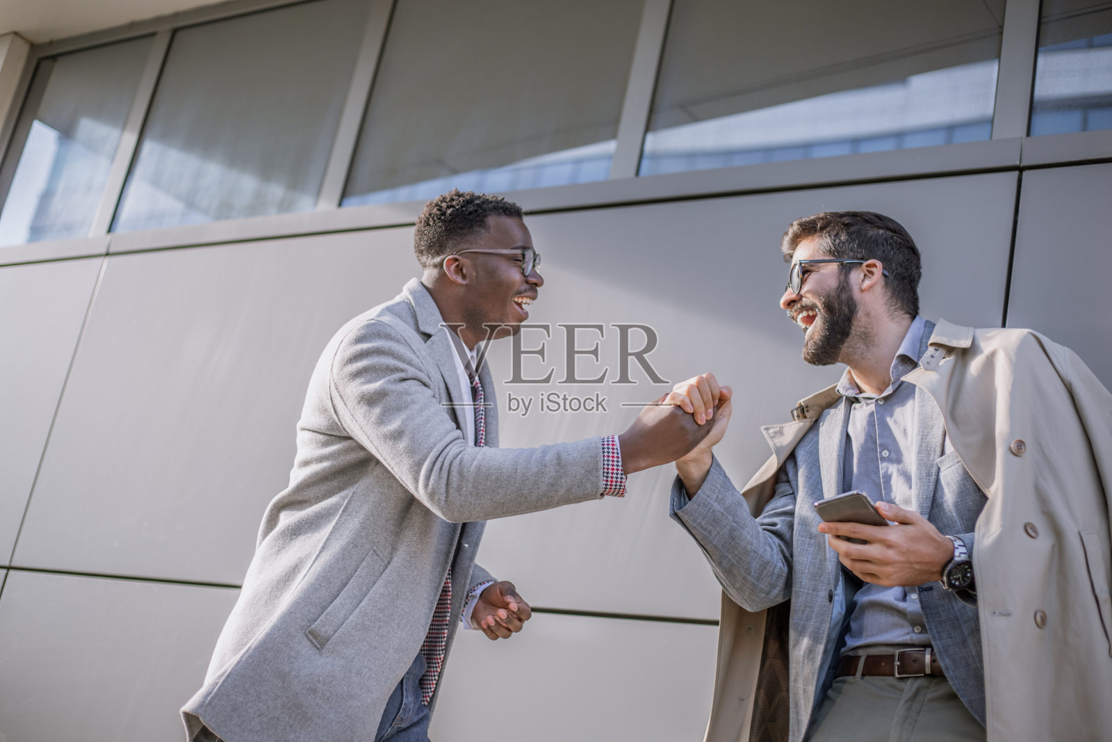 两个商人互相问候照片摄影图片