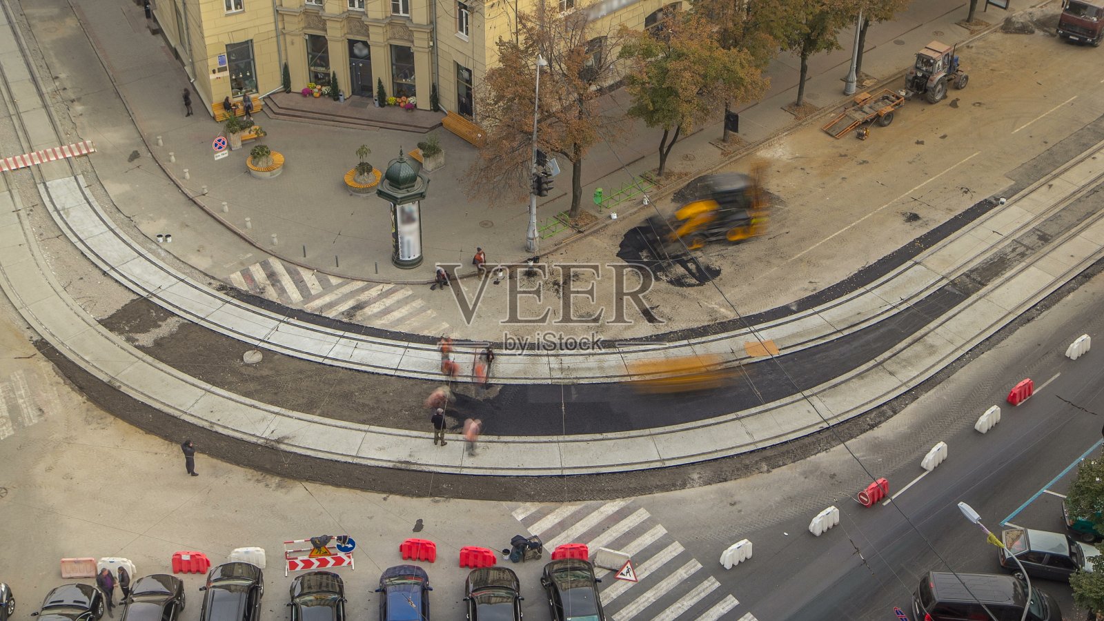 沥青铺路机、压路机、推土机在沥青铺路期间在修路现场使用。道路施工设备照片摄影图片