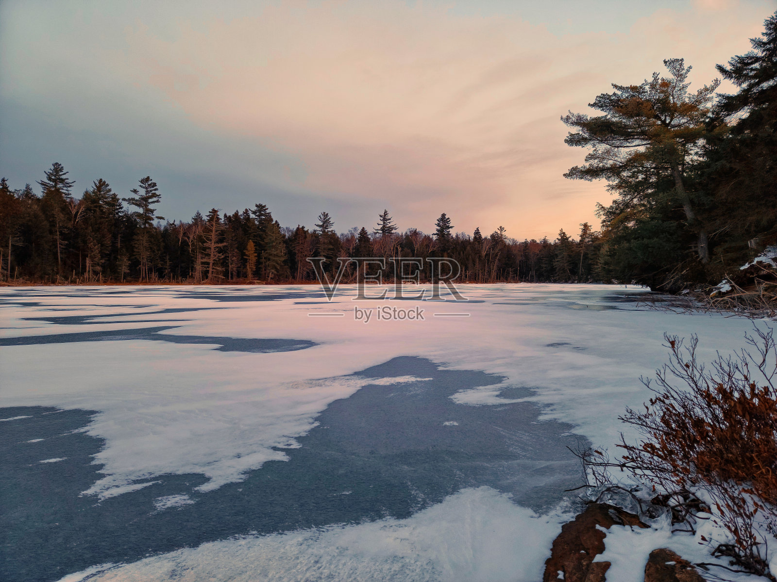冬天冻湖照片摄影图片