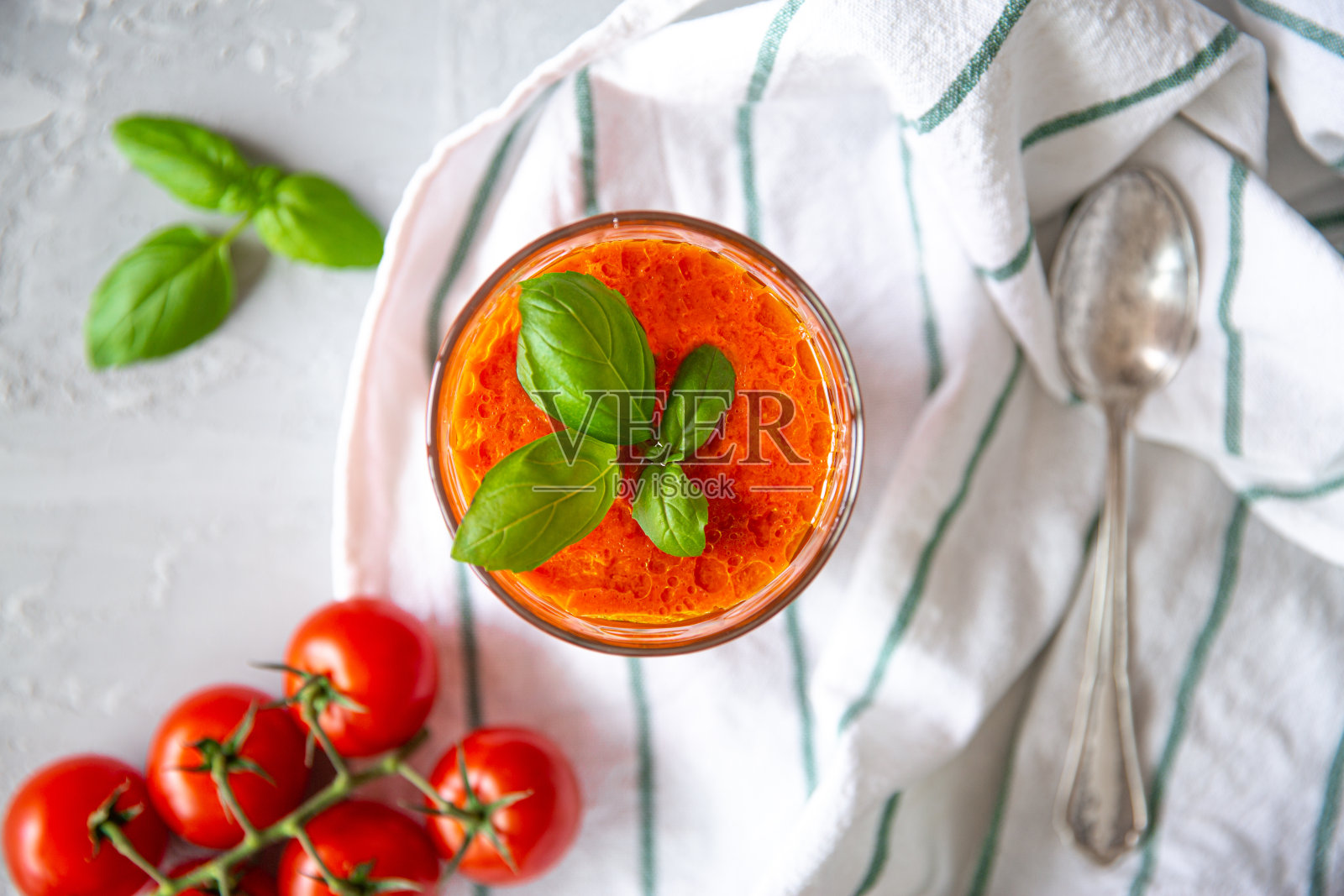 白色背景上的冷番茄凉菜汤，俯视图。传统的西班牙浓汤。照片摄影图片