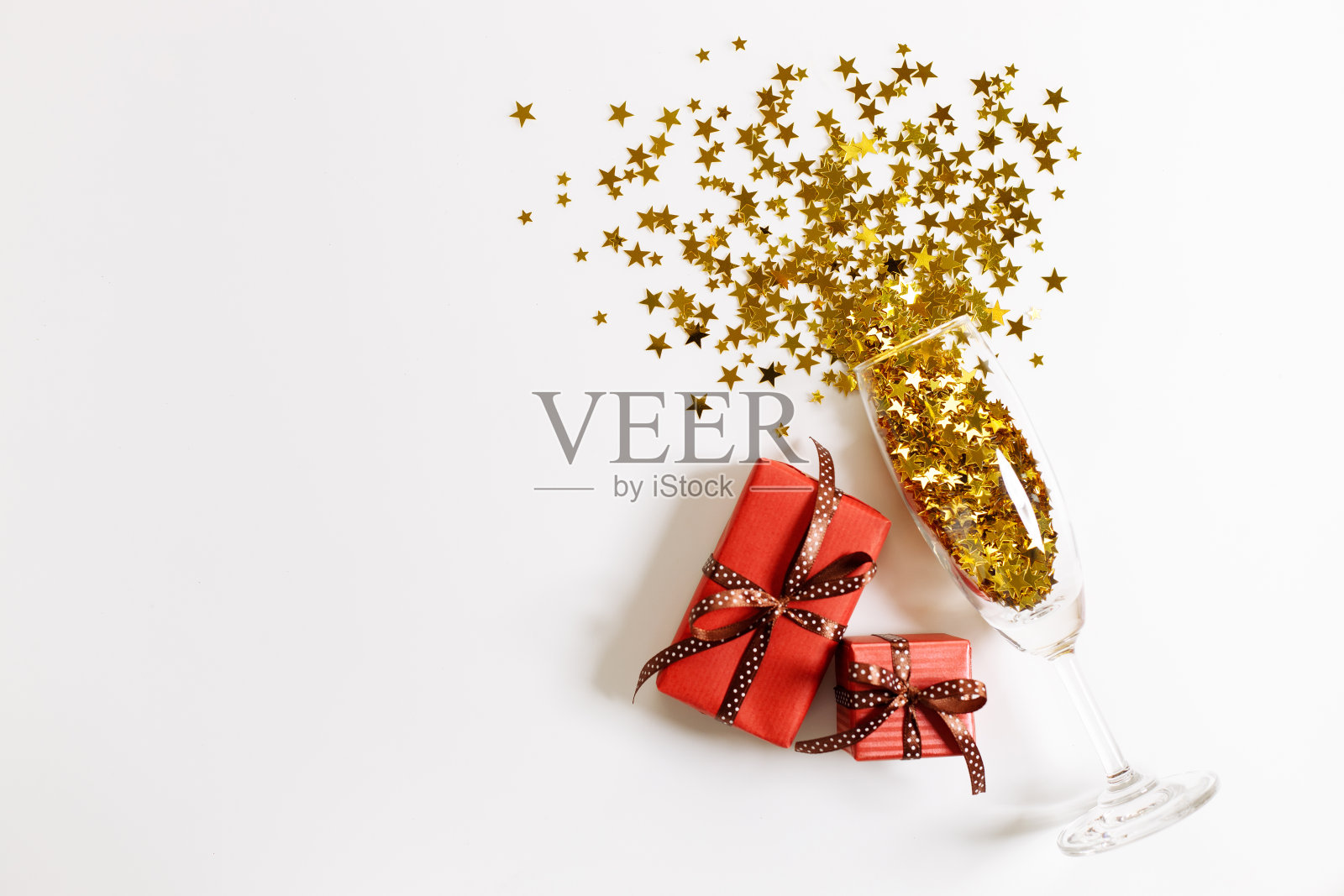 圣诞或新年背景与礼品盒和玻璃的金色闪光，俯视图。照片摄影图片