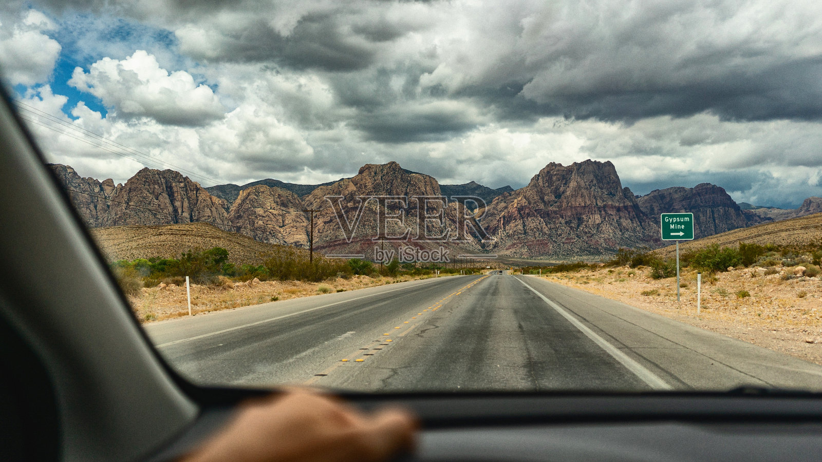 内华达州的暑假:红石峡谷附近的公路照片摄影图片