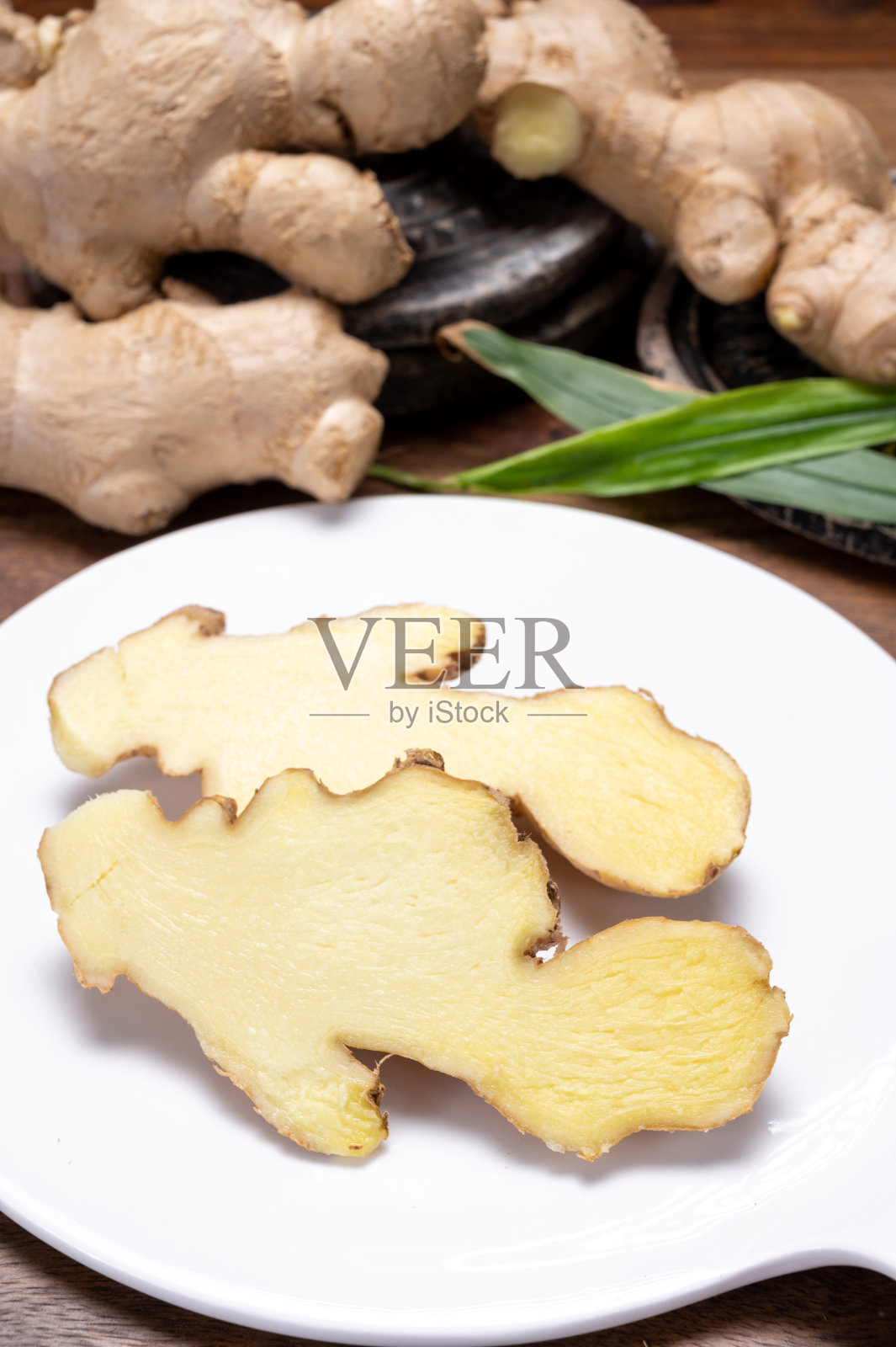 鲜生姜根，用于传统药物和世界各地的膳食调味。照片摄影图片