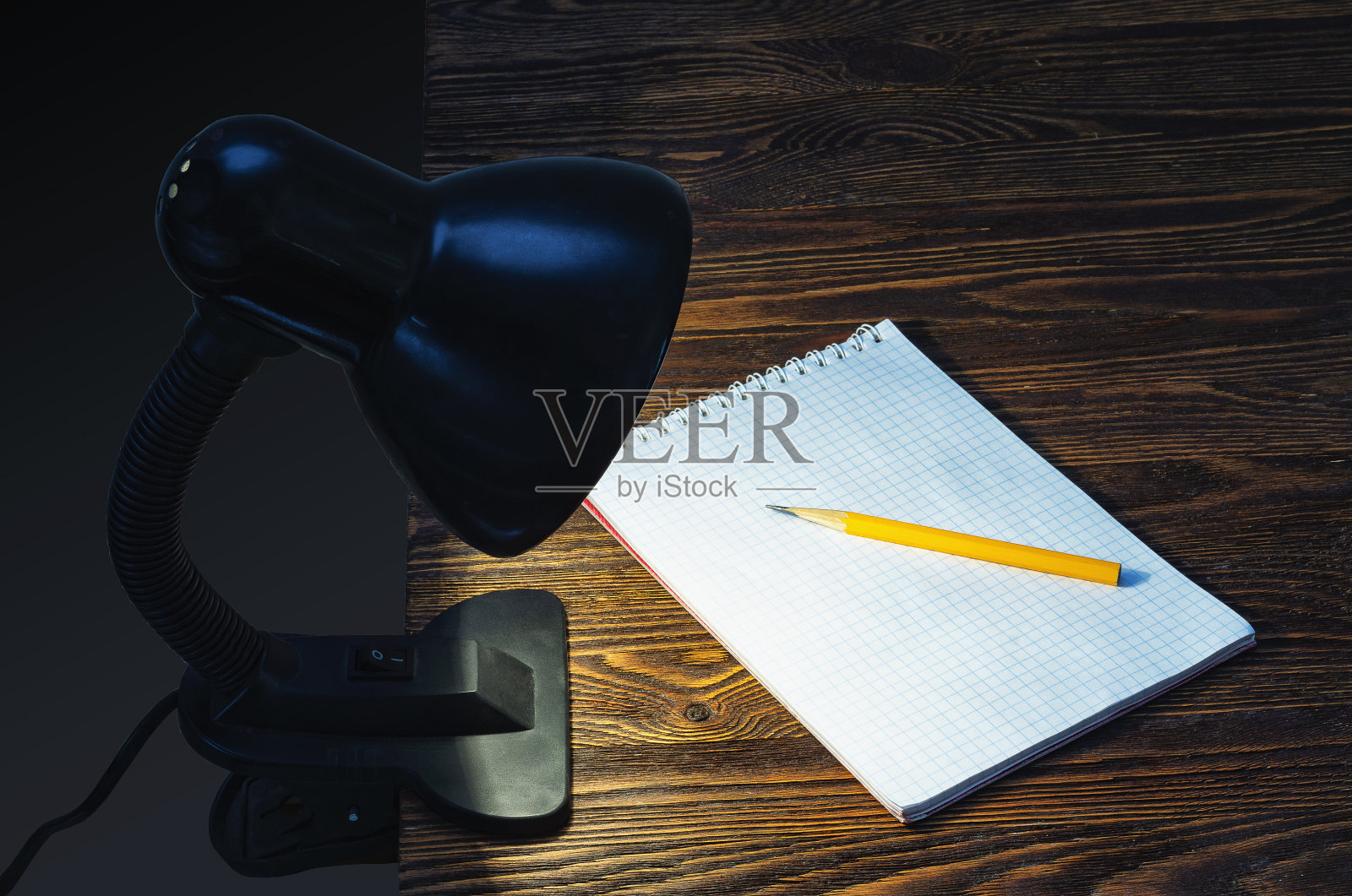 台灯下的记事本照片摄影图片