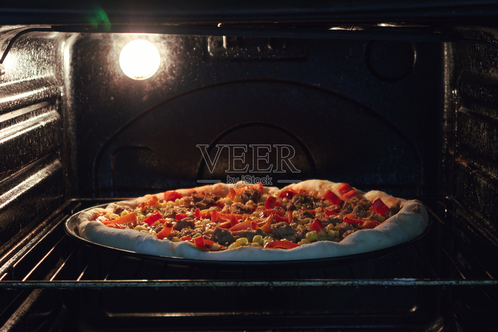 烤炉披萨配鱼和辣椒照片摄影图片