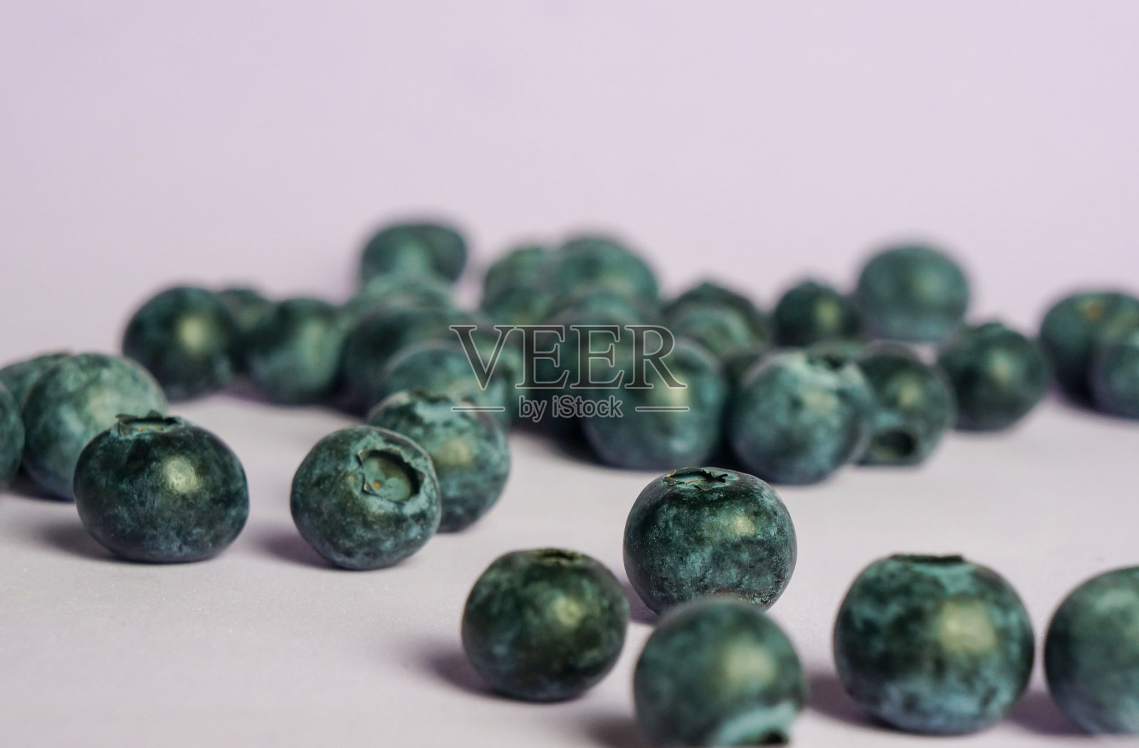 靠近一些散落的蓝莓照片摄影图片