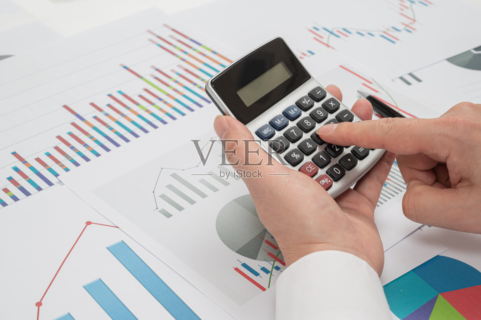 工作场所的商人。桌子上有图表。业务概念。照片摄影图片