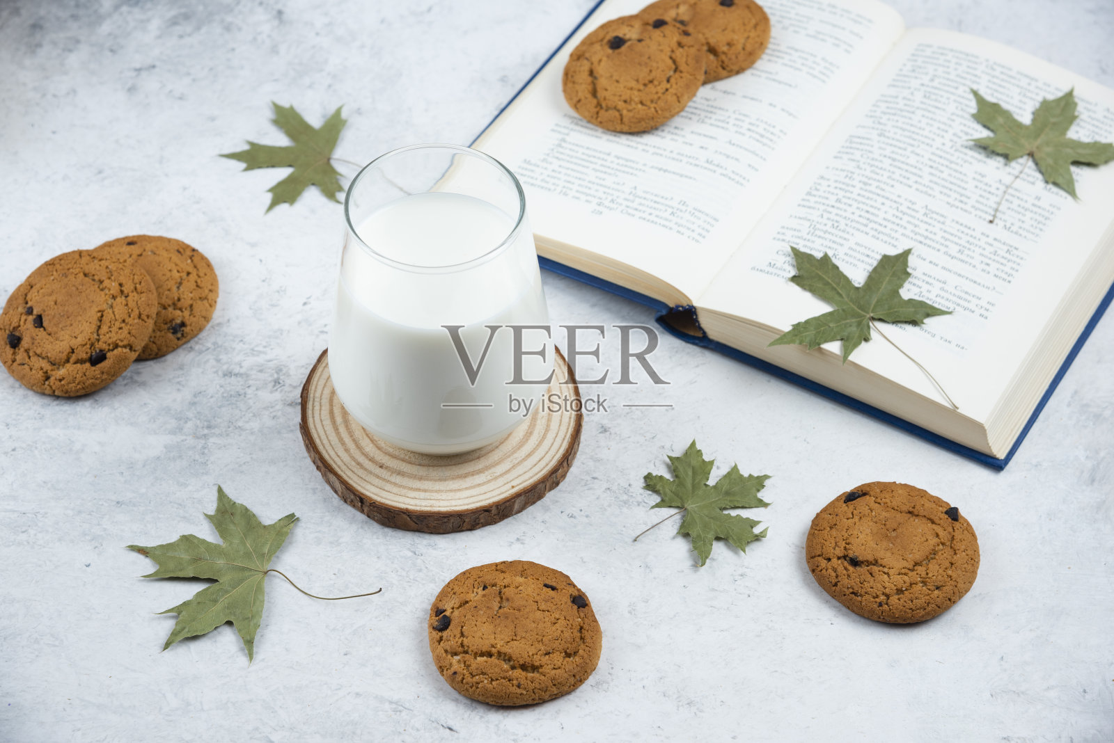 木桌上放着一个放着巧克力饼干的杯子照片摄影图片