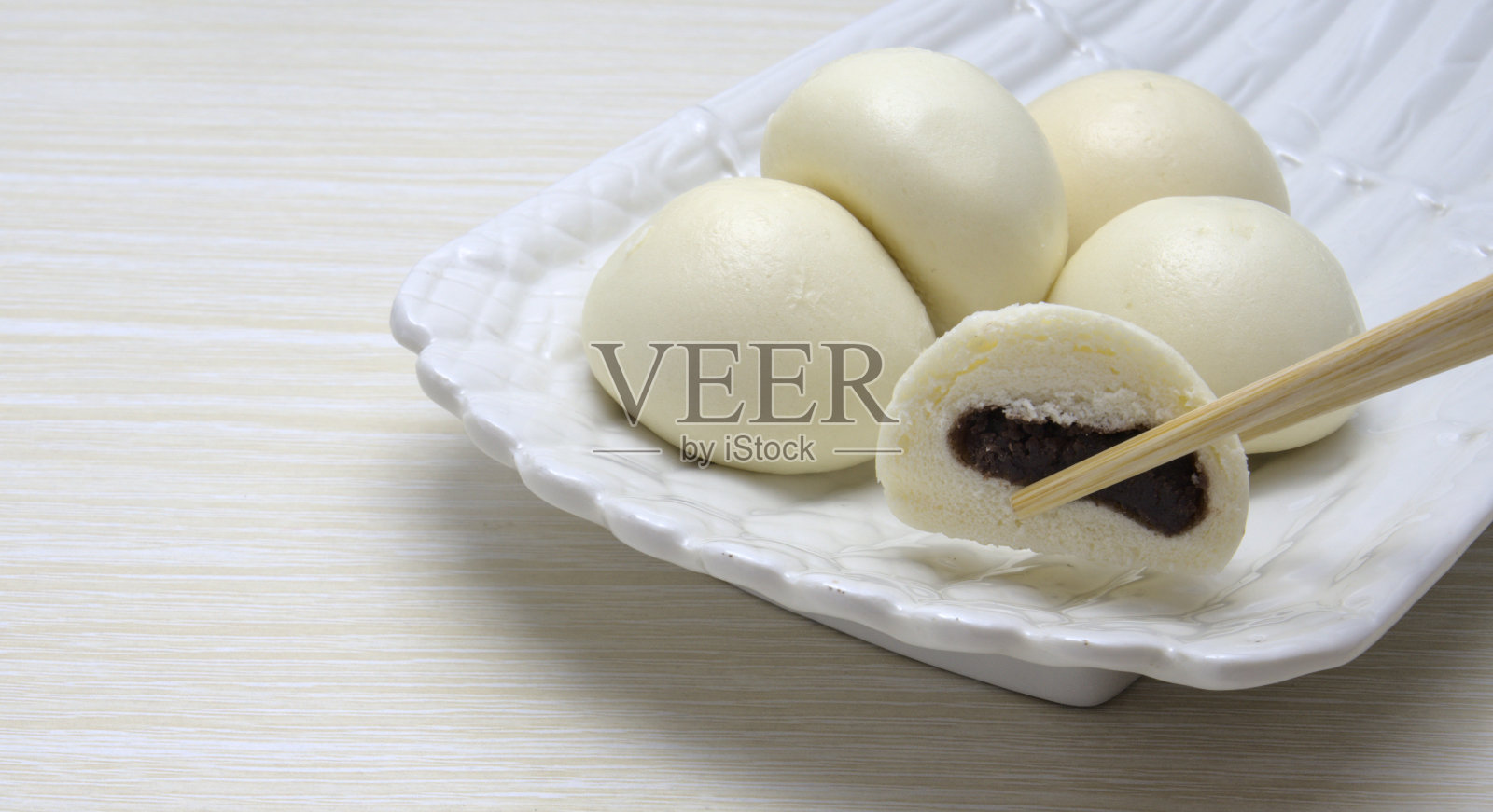 新鲜豆沙馒头的特写，木制背景，复制空间照片摄影图片