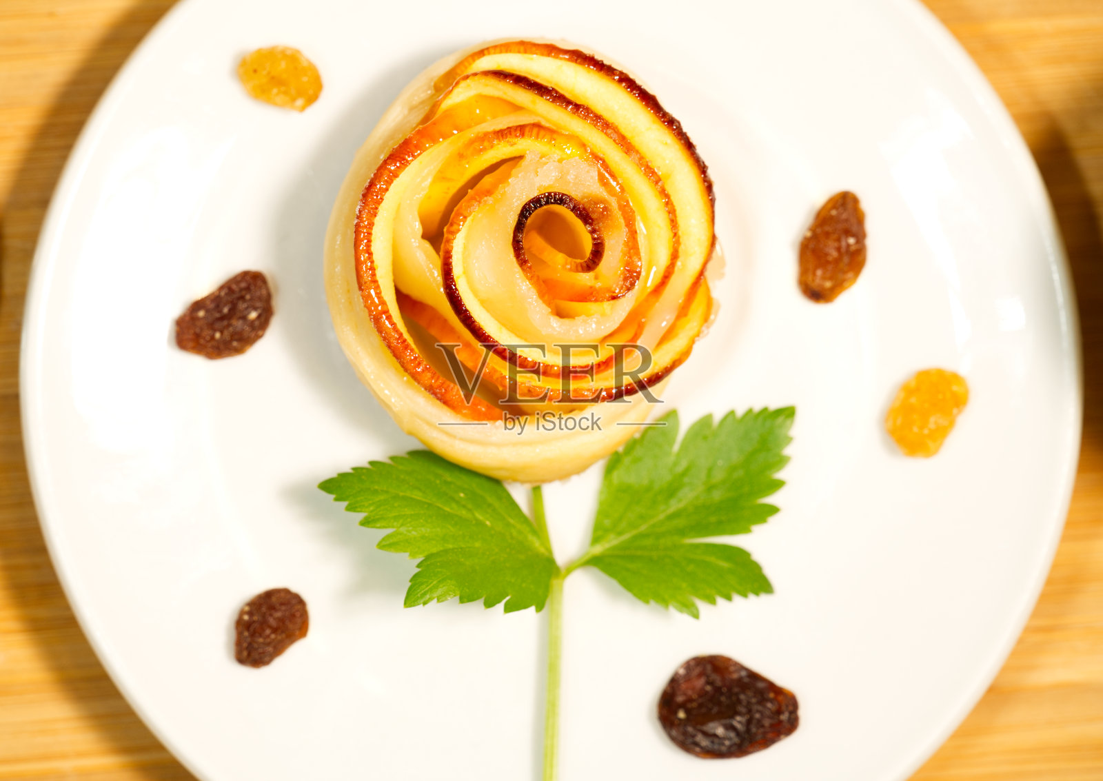 特写自制的苹果玫瑰形状蛋糕在盘子上，俯视图照片摄影图片