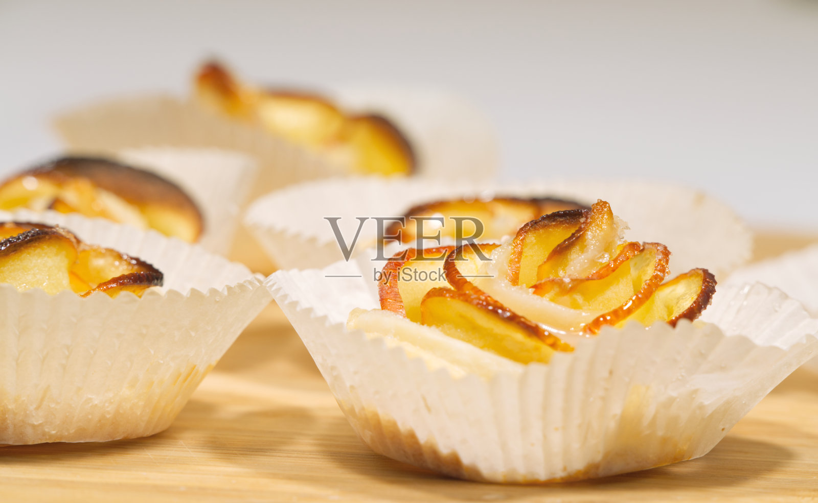 自制的玫瑰形甜点，面包和苹果片放在厨房的板子上照片摄影图片