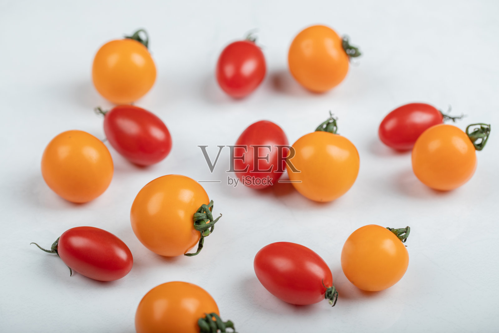 特写照片堆樱桃西红柿在白色的背景照片摄影图片