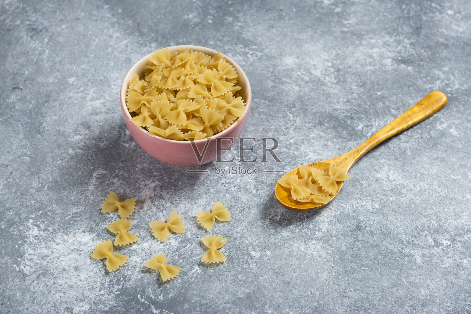 生弓通心粉配木勺照片摄影图片