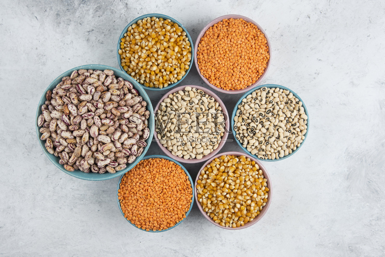 把各种生豆子、玉米和红豆放在碗里照片摄影图片