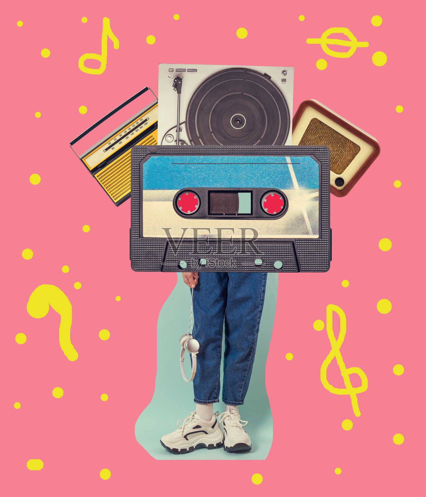 复古音响设备和腿在牛仔裤和运动鞋在一个抽象的背景。插画图片素材