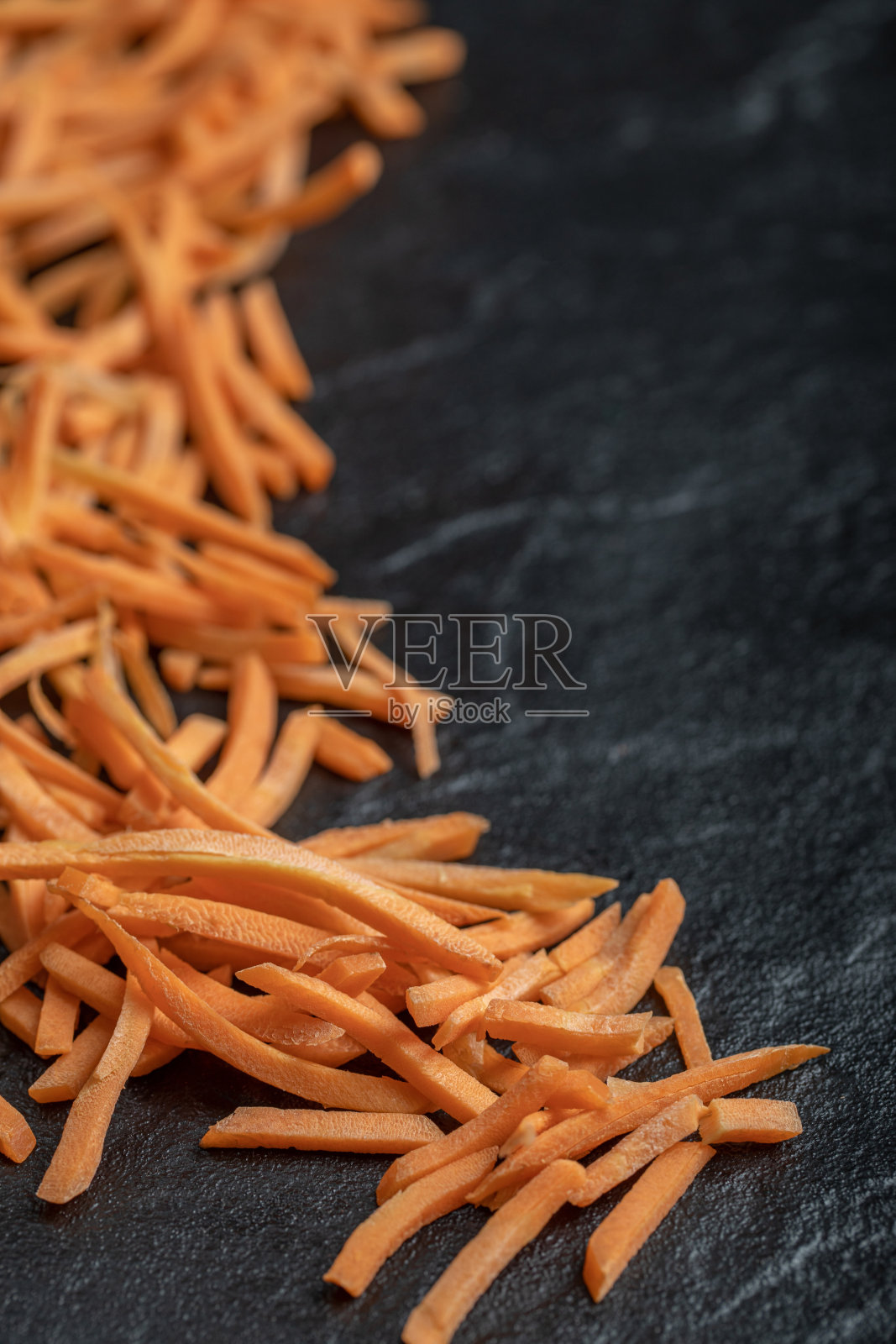 近距离的新鲜有机胡萝卜在黑色的背景照片摄影图片