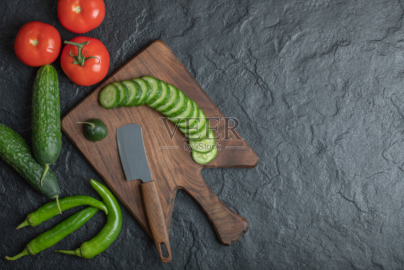 新鲜蔬菜放在木板上。番茄、黄瓜、青椒照片摄影图片