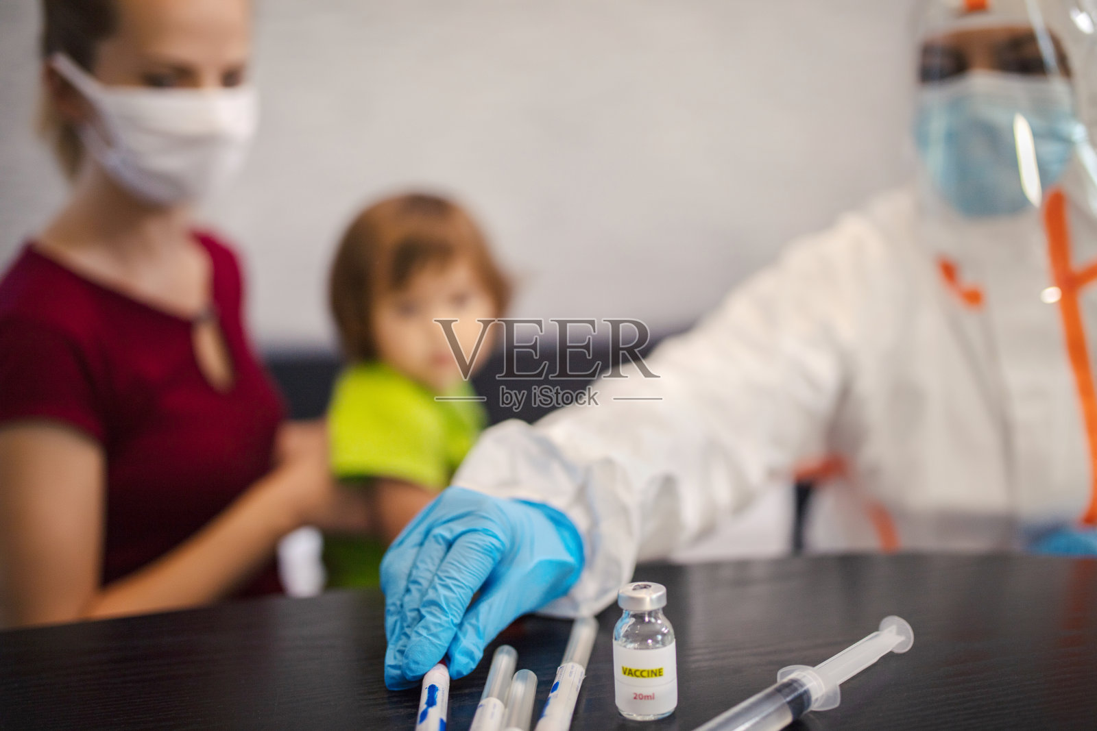 小儿科医生给可爱的女孩接种疫苗照片摄影图片