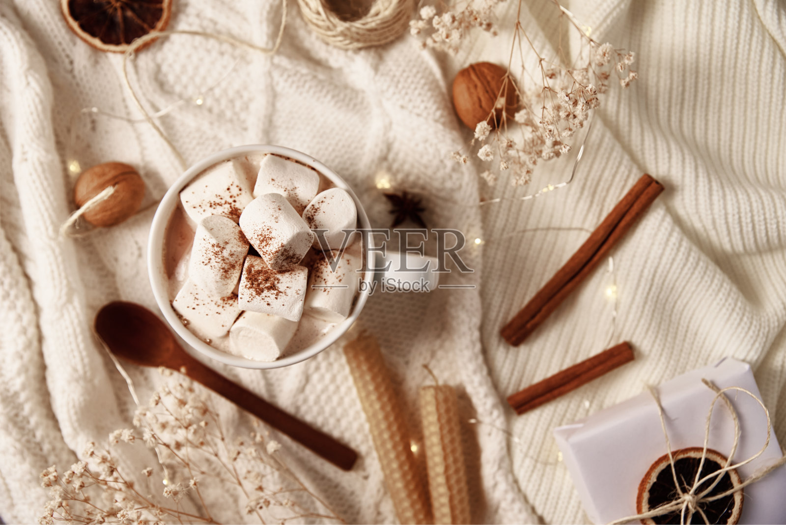 一杯带棉花糖和圣诞装饰的热巧克力。冬季温馨家居概念照片摄影图片