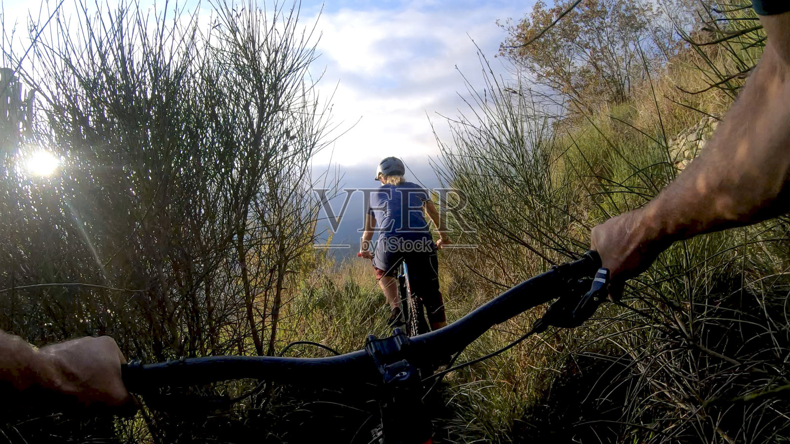 骑山地车的人在早晨沿着森林小径骑行照片摄影图片