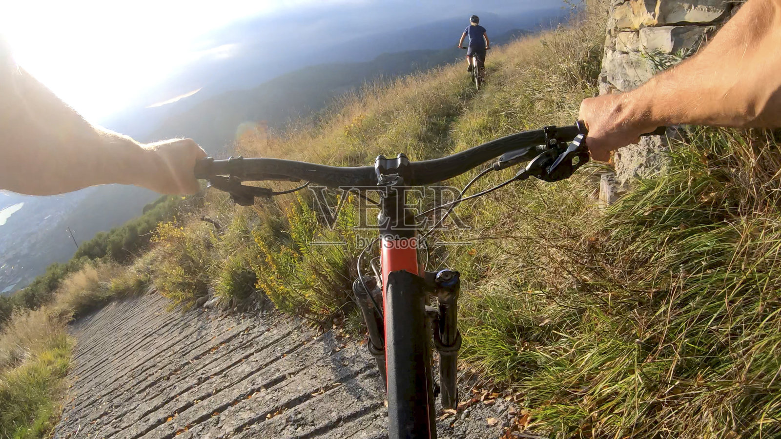 山地车在早晨穿过草地照片摄影图片