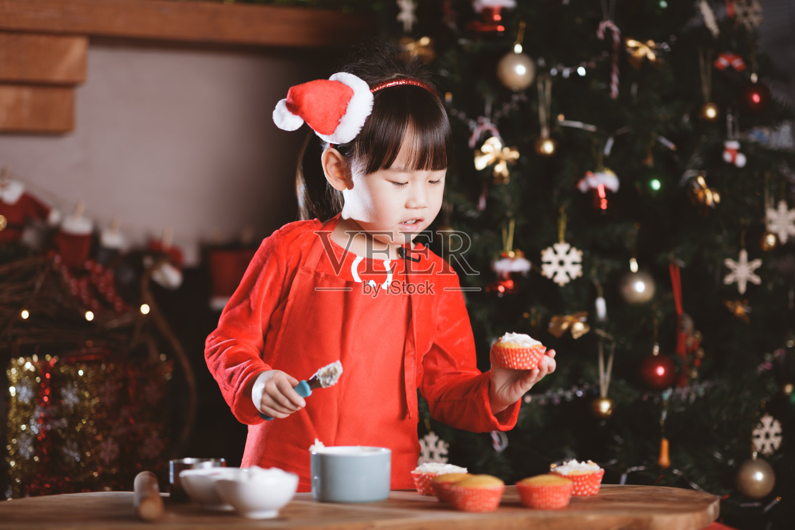 小女孩在家为圣诞派对做圣诞蛋糕照片摄影图片