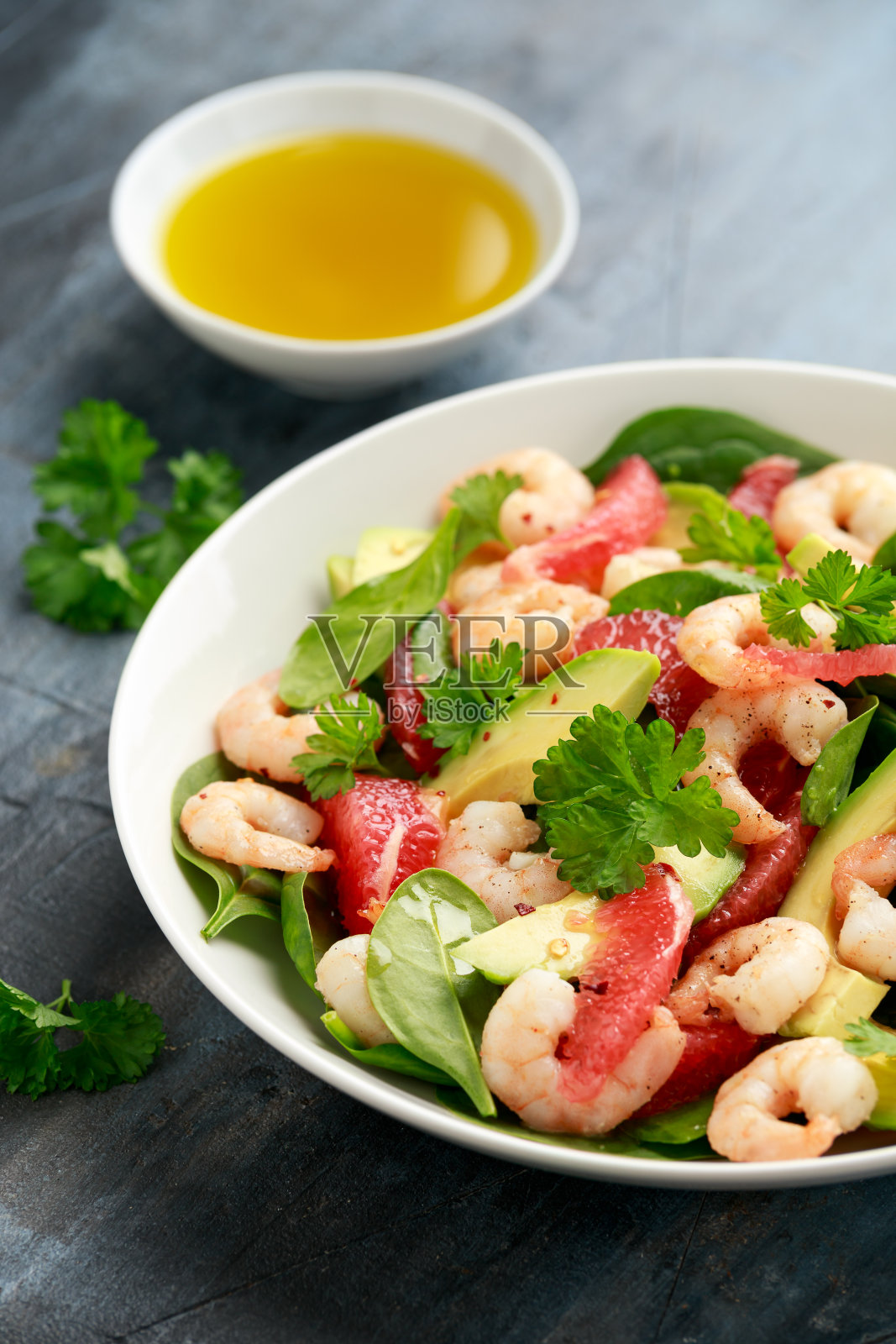 新鲜牛油果葡萄柚虾仁色拉白盘照片摄影图片