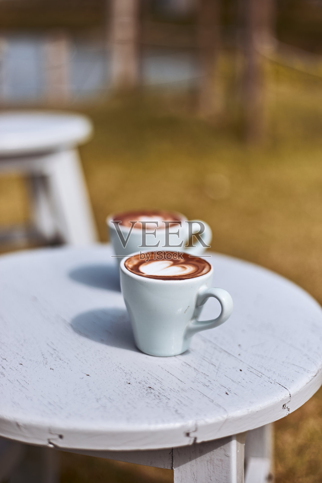 一小杯短笛拿铁照片摄影图片
