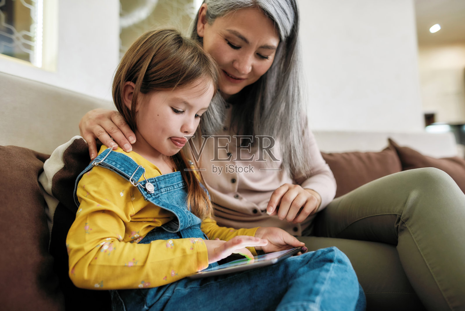 祖母在家教孙女使用平板电脑照片摄影图片