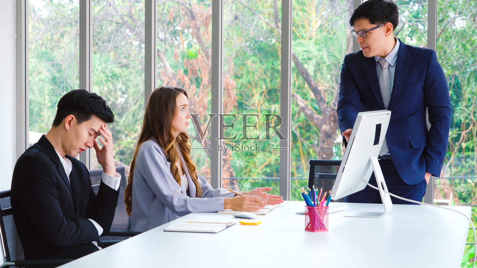 生气的业务人员在小组会议上争论工作问题照片摄影图片