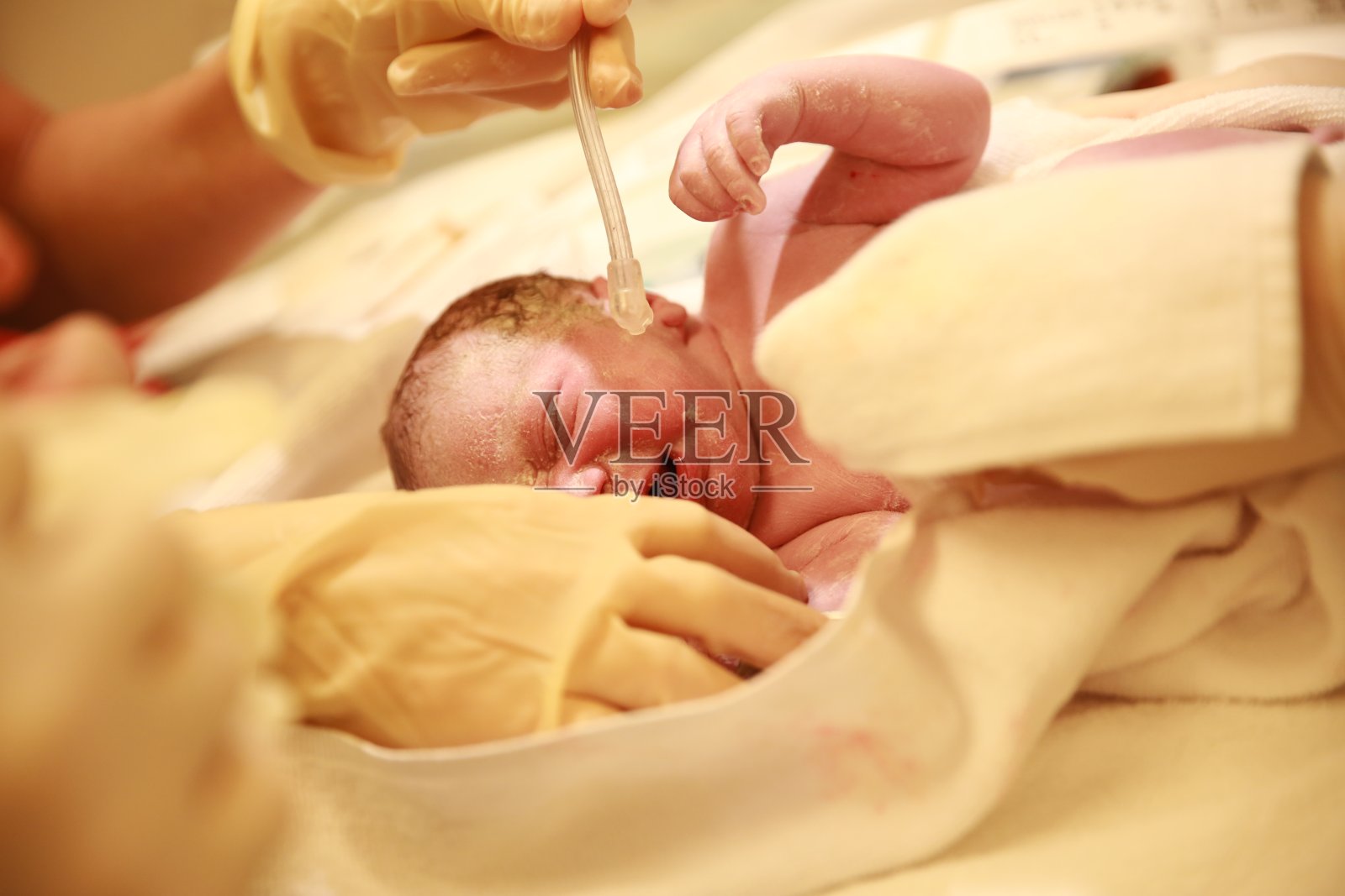 新生儿在医院的第一次健康控制照片摄影图片