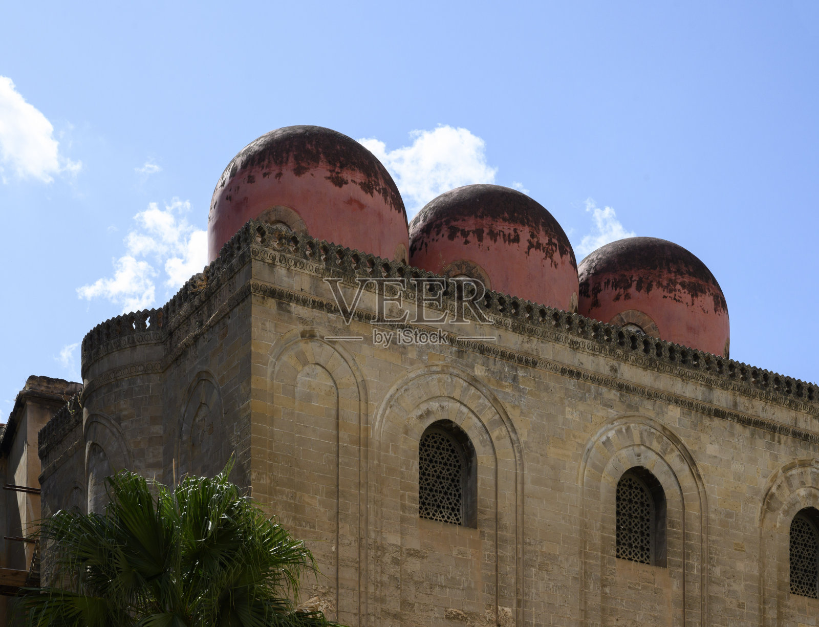 意大利西西里岛巴勒莫一座教堂的圆顶。照片摄影图片