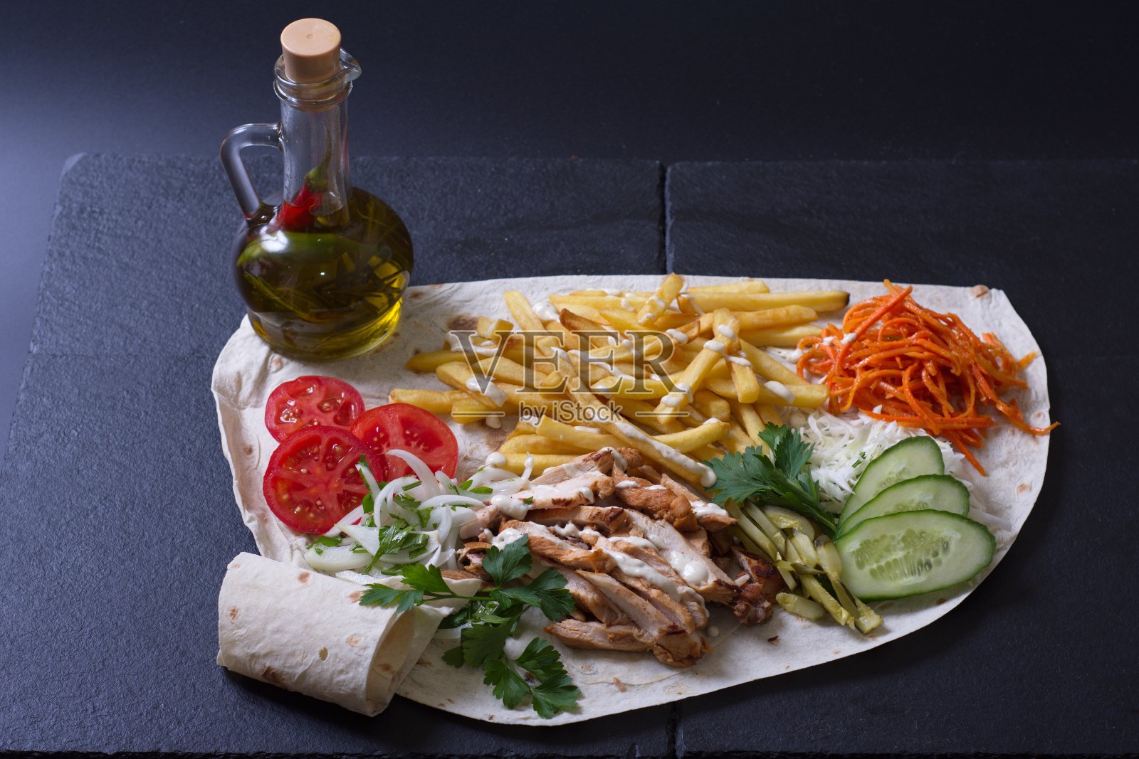 小麦玉米饼配薯条、蔬菜、肉和一罐黄油照片摄影图片