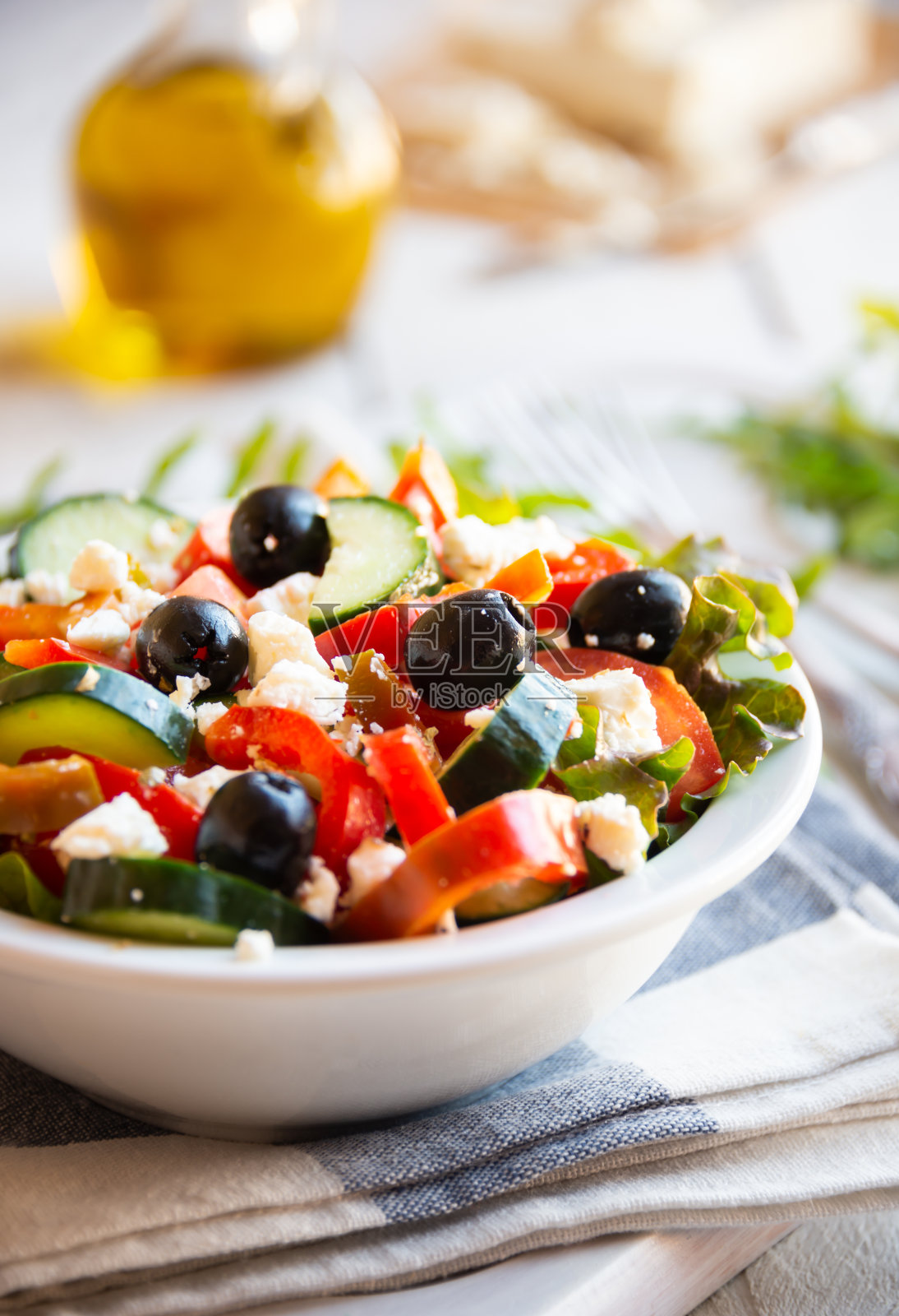 希腊沙拉配蔬菜和羊乳酪，健康蔬菜餐照片摄影图片