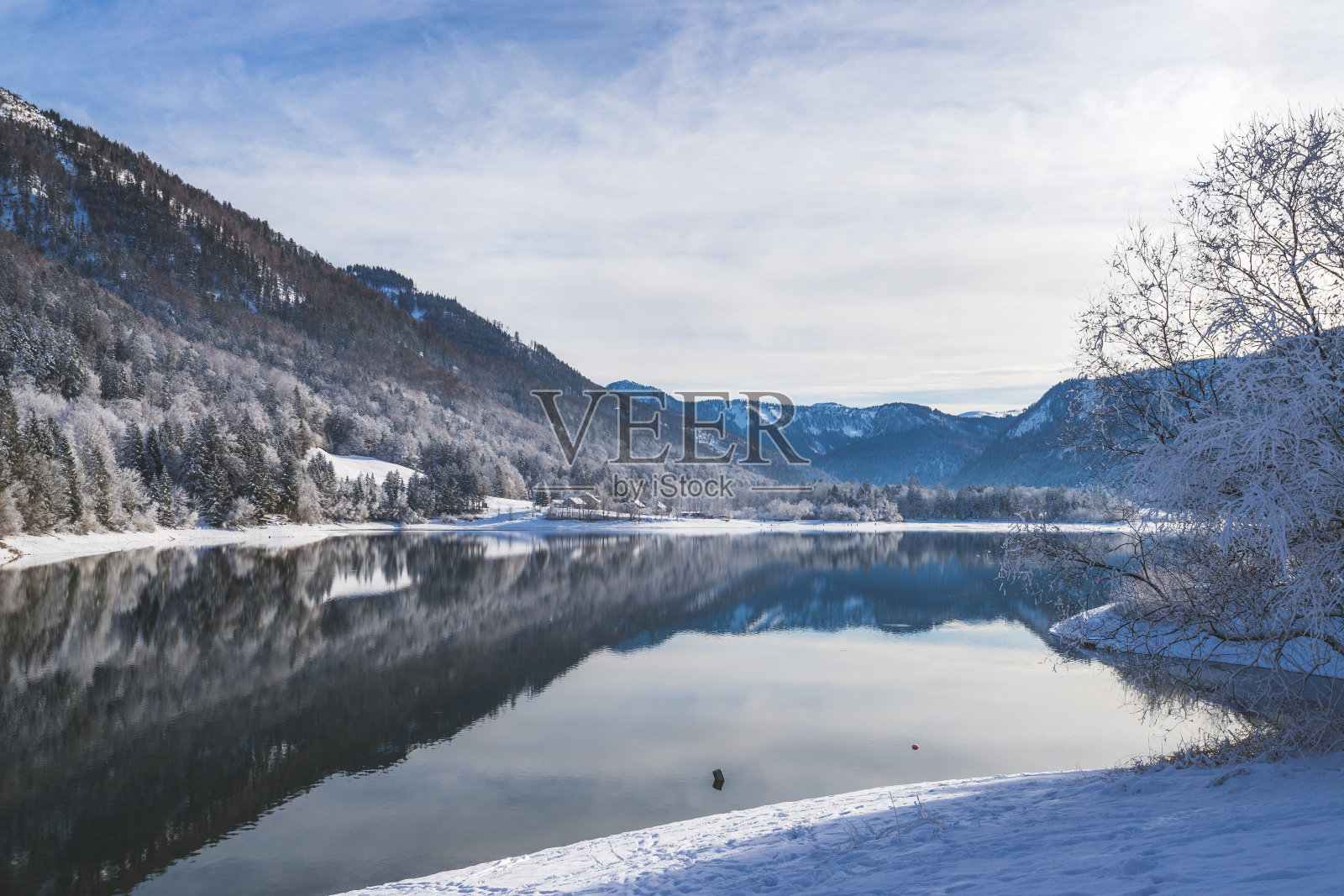 阿尔卑斯山的阳光明媚的冬季风景:萨尔斯堡的Hintersee湖，白雪皑皑的树木和群山照片摄影图片