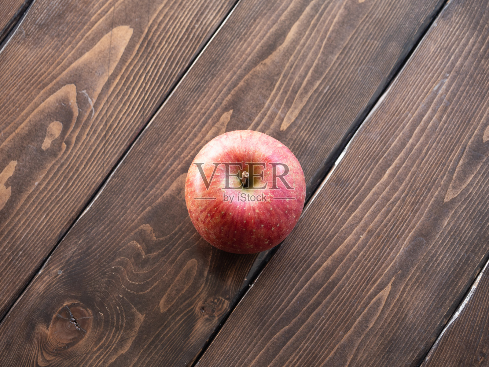 一个鲜红的成熟的甜苹果。照片摄影图片