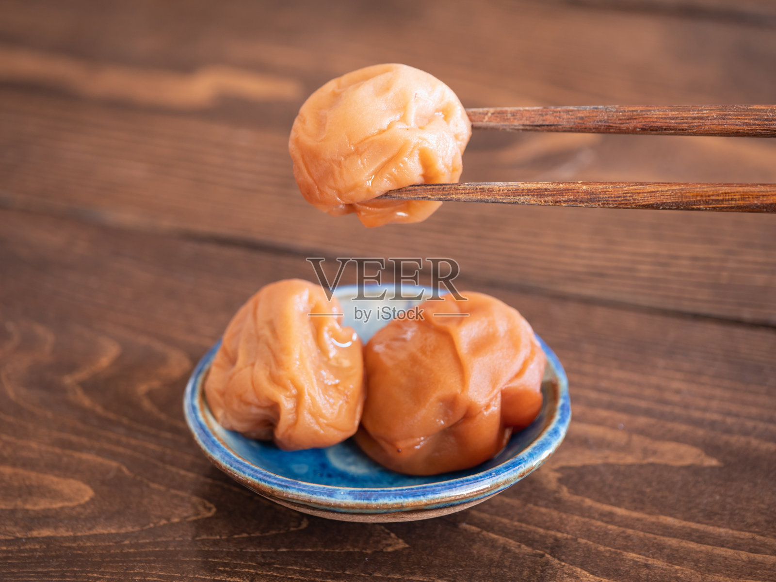 日本保存食物。酸腌李子。照片摄影图片